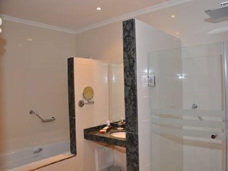 Across & Hotel 4*