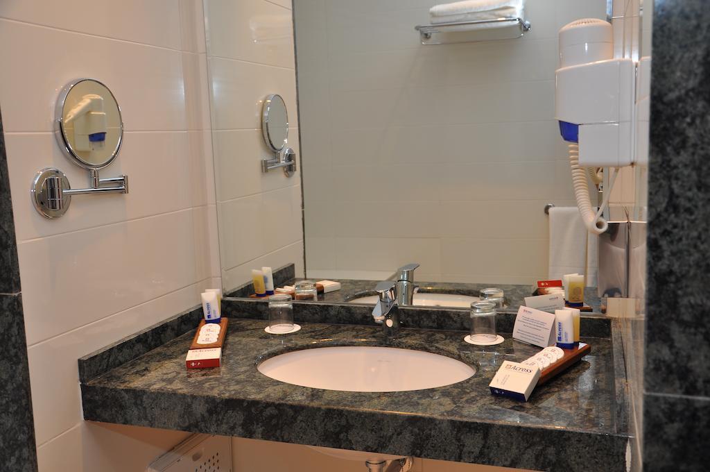 Across & Hotel 4*
