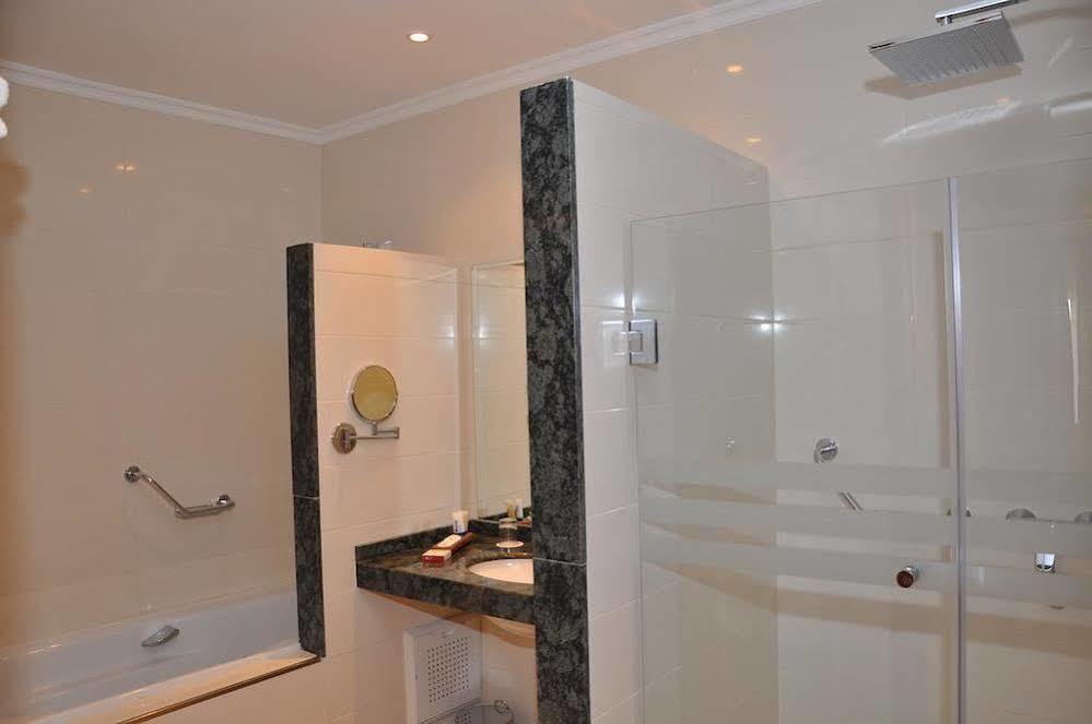Across & Hotel 4*